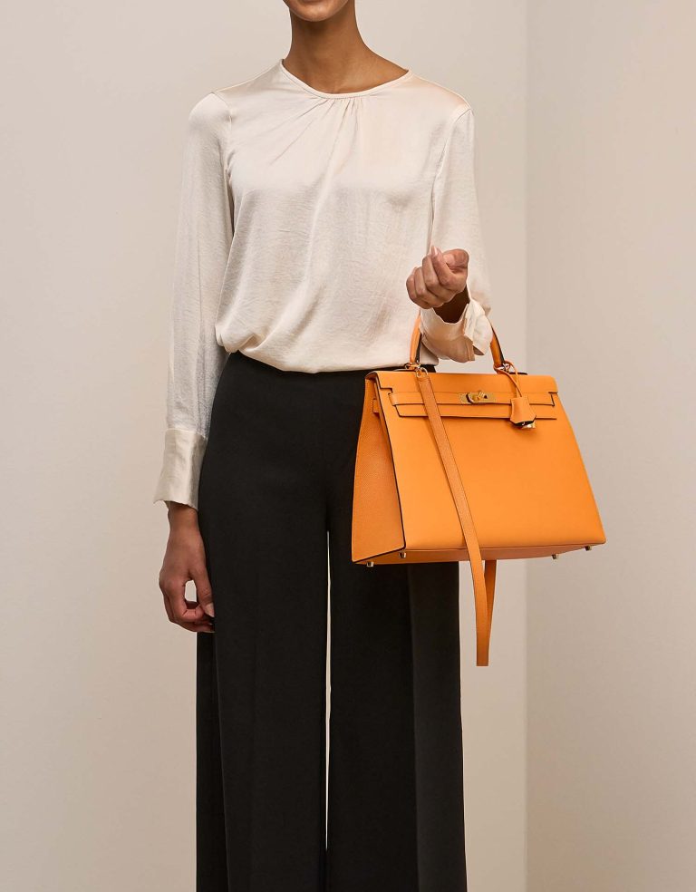 Hermès Kelly 35 Epsom Apricot / Malachite on Model | Sell your designer bag
