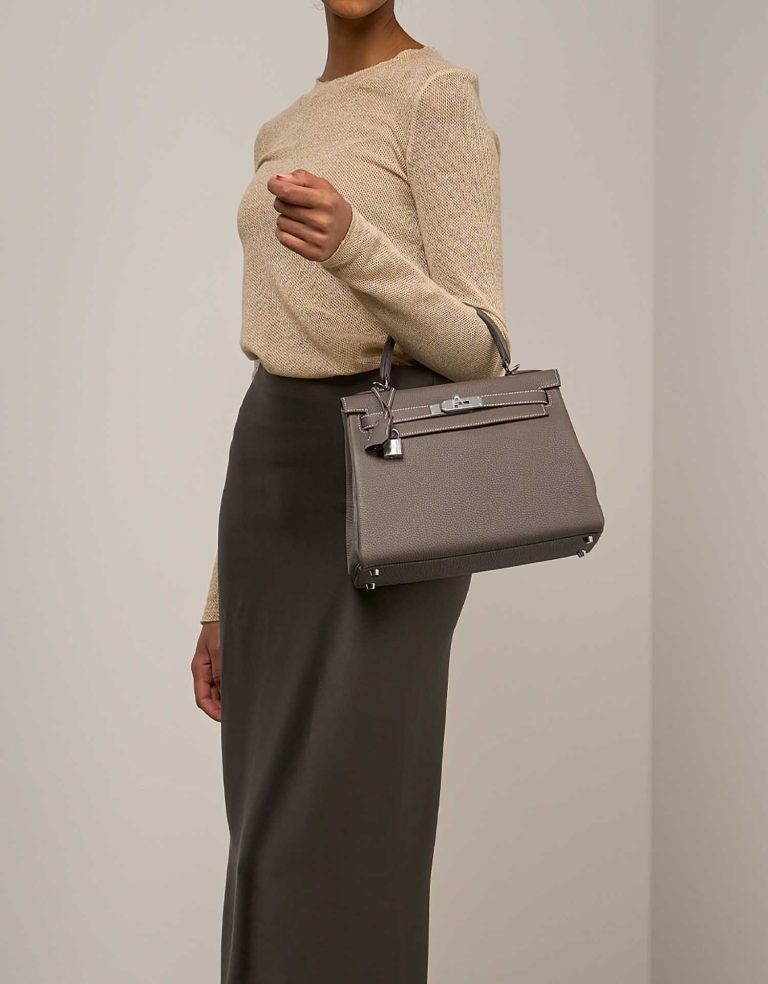 Hermès Kelly 28 Epsom Étoupe on Model | Sell your designer bag