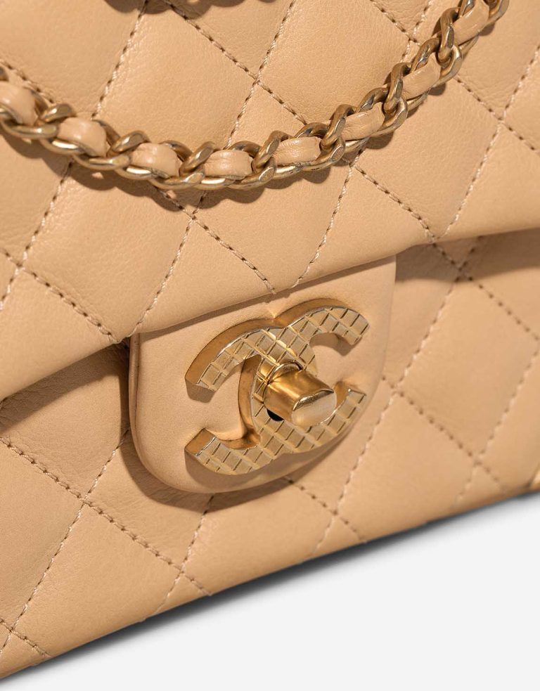 Chanel Timeless Medium Lamb Beige Système de fermeture | Vendre votre sac de créateur