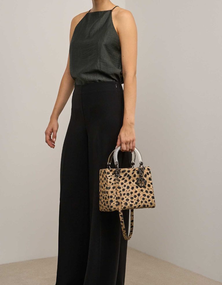 Dior Lady Medium Canvas Black / Brown sur Modèle | Vendre votre sac de créateur