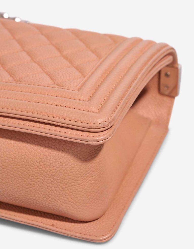 Chanel Boy Old Medium Caviar-Leder Nude Gebrauchsspuren | Verkaufen Sie Ihre Designer-Tasche