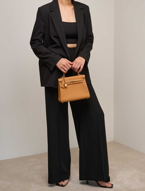 Hermès Kelly 25 Togo Sable Naturel on Model | Sell your designer bag