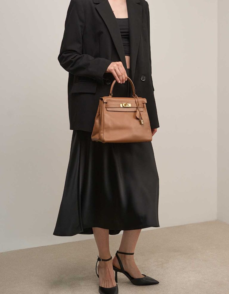 Hermès Kelly 28 Epsom Beige on Model | Sell your designer bag