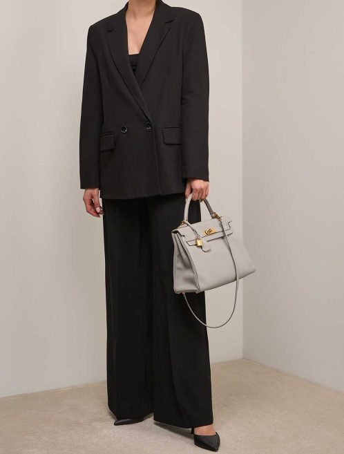 Hermès Kelly 32 Togo Gris Perle on Model | Sell your designer bag