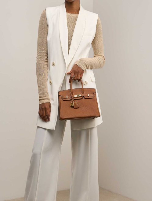 Hermès Birkin 25 Togo Gold on Model | Sell your designer bag