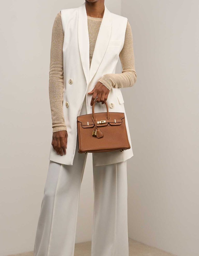 Hermès Birkin 25 Togo Gold on Model | Sell your designer bag