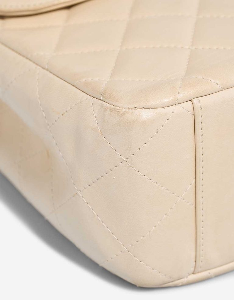 Chanel Flap Bag Medium Lamb Cream Signs of wear | Sell your designer bag