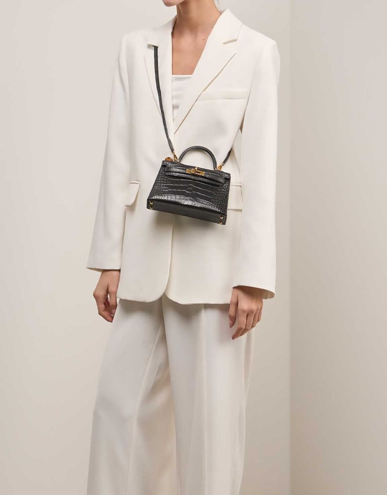 Hermès Kelly Mini Matte Alligator Black on Model | Sell your designer bag