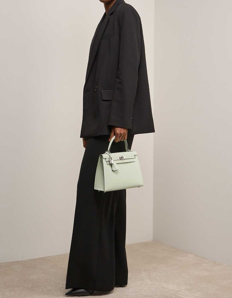 Hermès Kelly 25 Epsom Vert Fizz on Model | Sell your designer bag