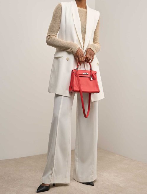 Hermès Kelly 25 Swift Rouge Tomate on Model | Sell your designer bag