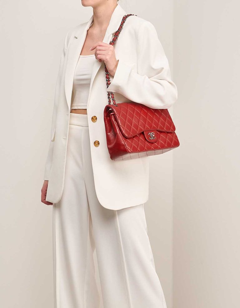 Chanel Timeless Jumbo Lamb Red on Model | Vendez votre sac de créateur