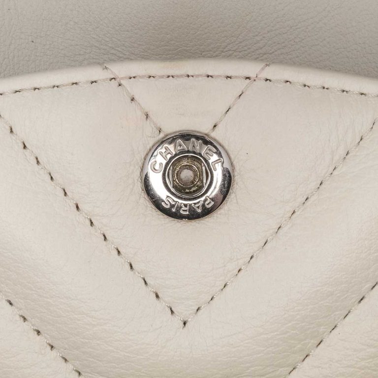 Chanel Timeless Chevron Small Lamb White Signs of wear | Sell your designer bag