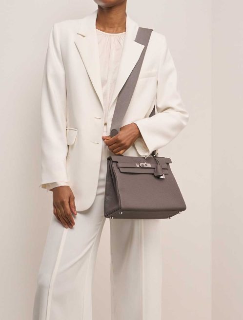 Hermès Kelly 28 Togo Gris Étain on Model | Sell your designer bag