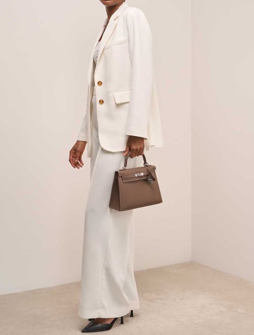 Hermès Kelly 25 Epsom Étoupe on Model | Sell your designer bag