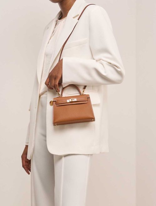 Hermès Kelly Mini Epsom Gold on Model | Sell your designer bag
