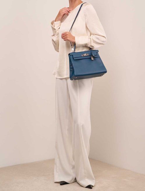 Hermès Kelly Verso 28 Evercolor Deep Blue / Vert Bosphore on Model | Sell your designer bag