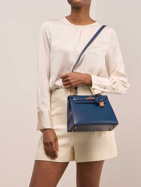 Hermès Kelly 25 Box Bleu Saphir on Model | Sell your designer bag