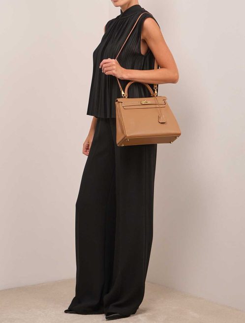 Hermès Kelly 28 Courchevel Tabac Camel on Model | Sell your designer bag