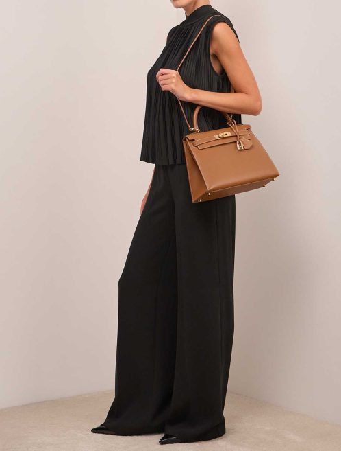 Hermès Kelly 28 Courchevel Gold on Model | Sell your designer bag