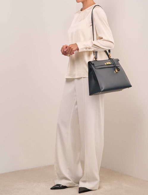 Hermès Kelly 35 Courchevel Bleu Marine on Model | Sell your designer bag