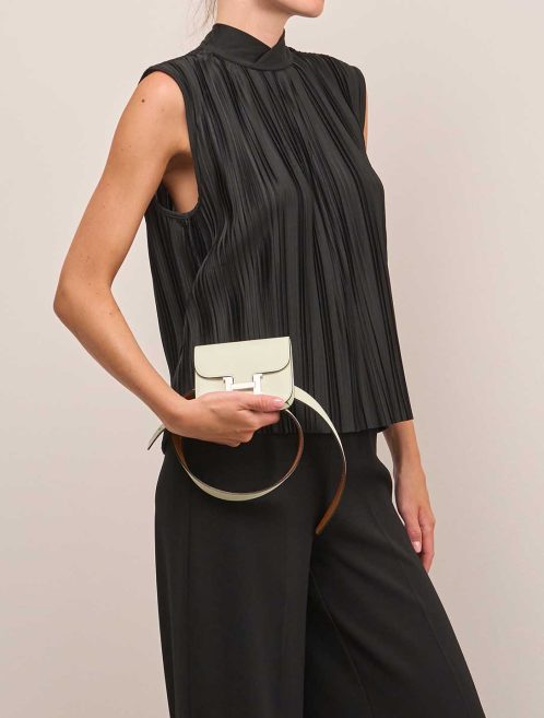 Hermès Constance Slim Wallet Evercolor Vert Fizz on Model | Sell your designer bag