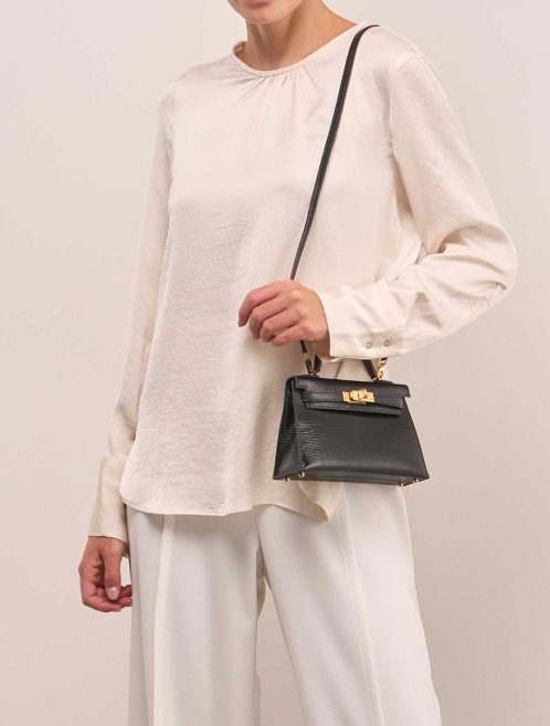 Hermès Kelly Mini Niloticus Lizard Black on Model | Sell your designer bag