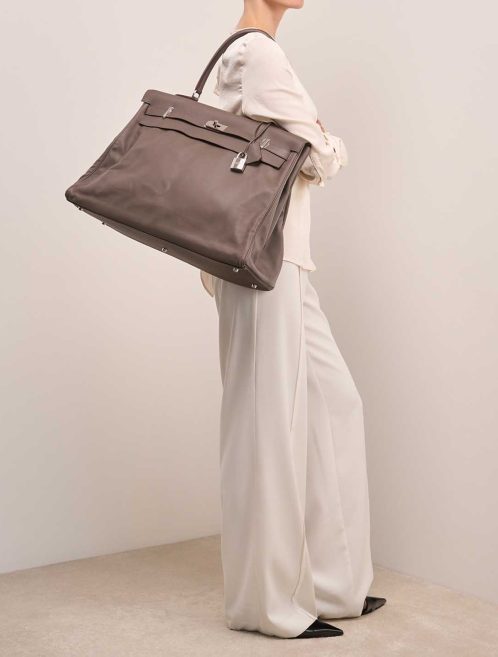 Hermès Kelly 50 Veau Sikkim Gris Tourterelle on Model | Sell your designer bag
