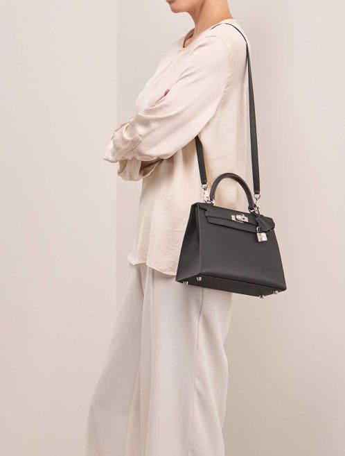 Hermès Kelly 25 Epsom Black on Model | Sell your designer bag