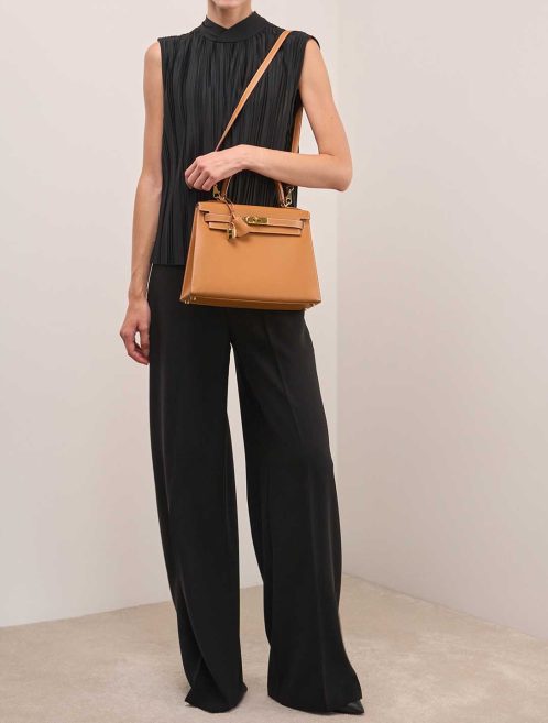 Hermès Kelly 28 Box Sable Naturel on Model | Sell your designer bag
