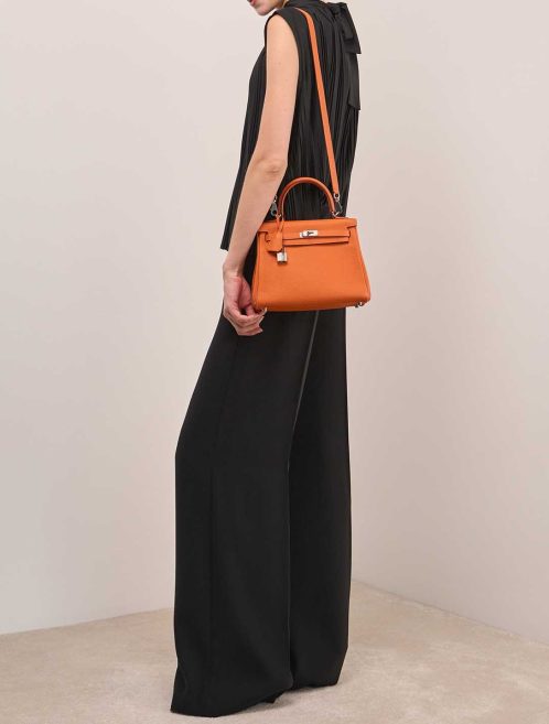 Hermès Kelly 25 Togo Orange on Model | Sell your designer bag