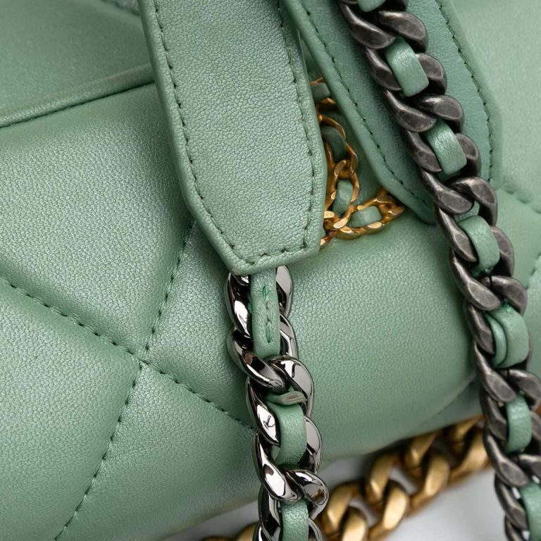 Chanel 19 Wallet On Chain Lamb Green Front | Sell your designer bag