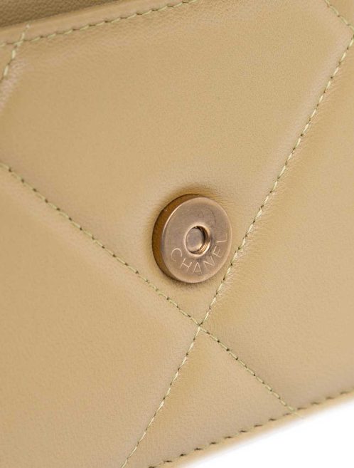 Chanel 19 Wallet On Chain Lamb Beige Closing System | Sell your designer bag