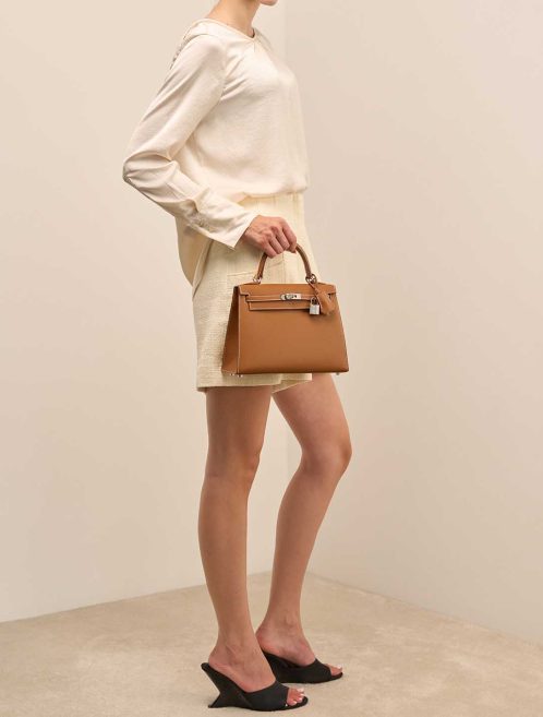Hermès Kelly 25 Epsom Gold on Model | Sell your designer bag