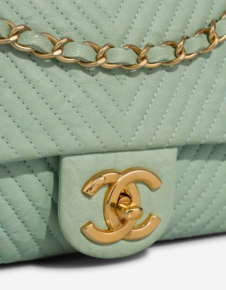 Chanel Flap Bag Chevron Medium Crinkled Calf Green Closing System | Sell your designer bag