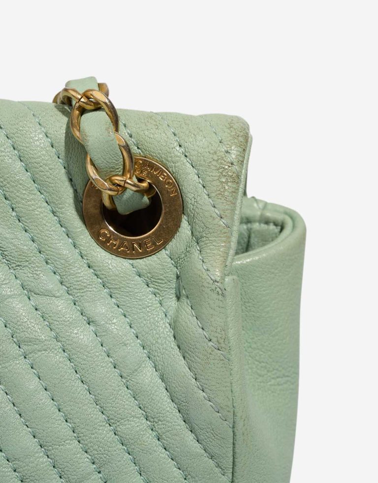 Chanel Flap Bag Chevron Medium Crinkled Calf Green Signs of wear | Sell your designer bag