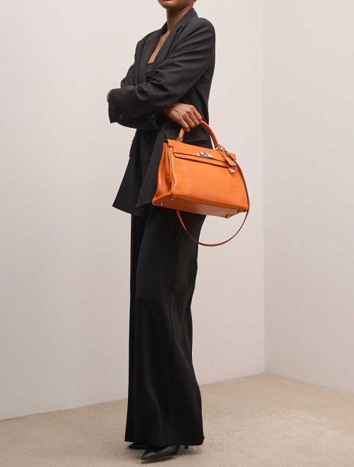 Hermès Kelly 32 Swift Feu on Model | Sell your designer bag