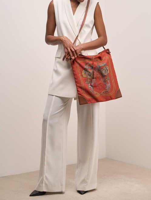 Hermès Silky City 41 Silk / Swift Red / Multicolour / Gold on Model | Sell your designer bag