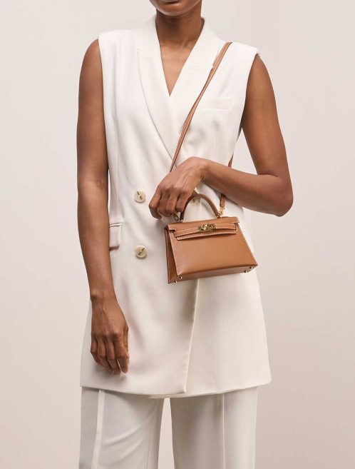 Hermès Kelly Mini Epsom Gold on Model | Sell your designer bag