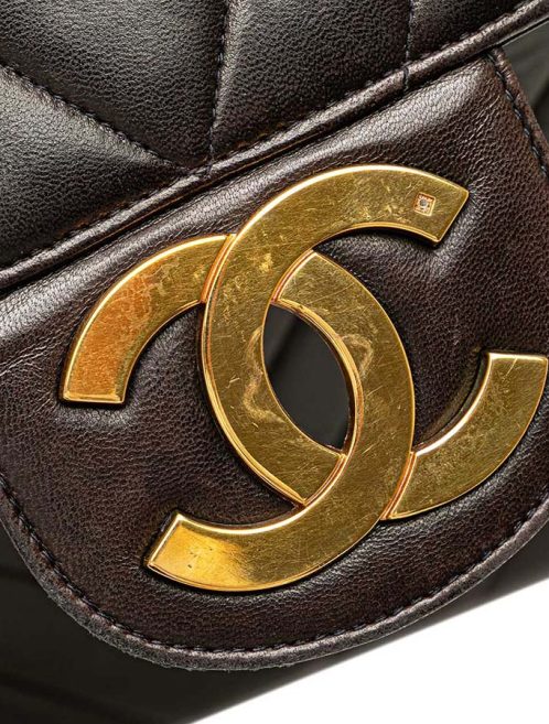 Chanel Timeless Chevron Maxi Lamb Black Closing System | Sell your designer bag