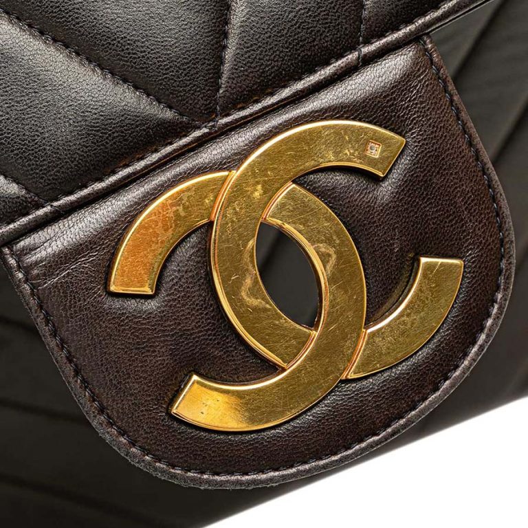 Chanel Timeless Chevron Maxi Lamb Black Closing System | Sell your designer bag