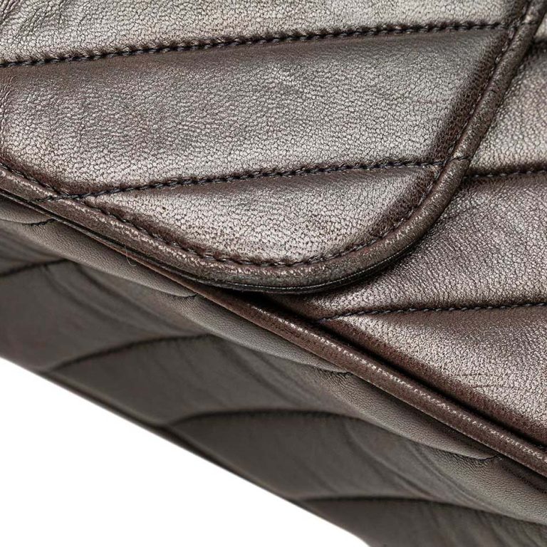 Chanel Timeless Chevron Maxi Lamb Black Signs of wear | Sell your designer bag