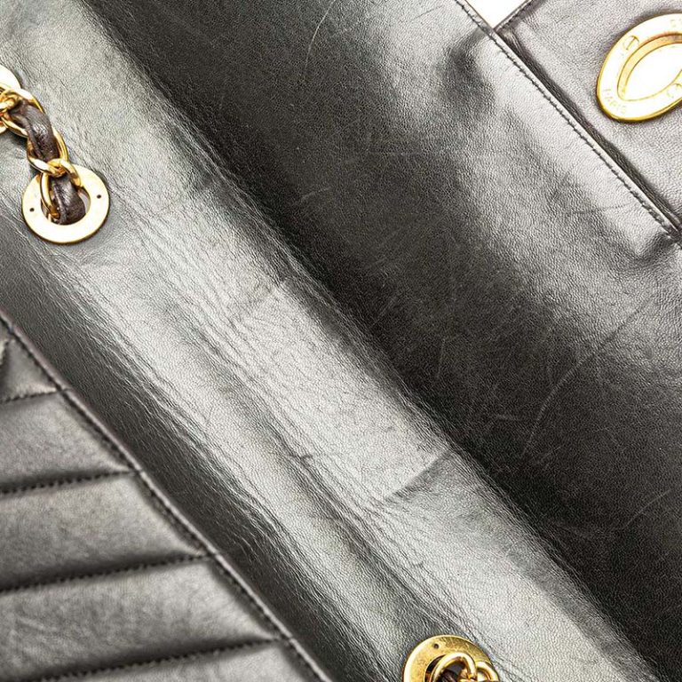 Chanel Timeless Chevron Maxi Lamb Black Signs of wear | Sell your designer bag